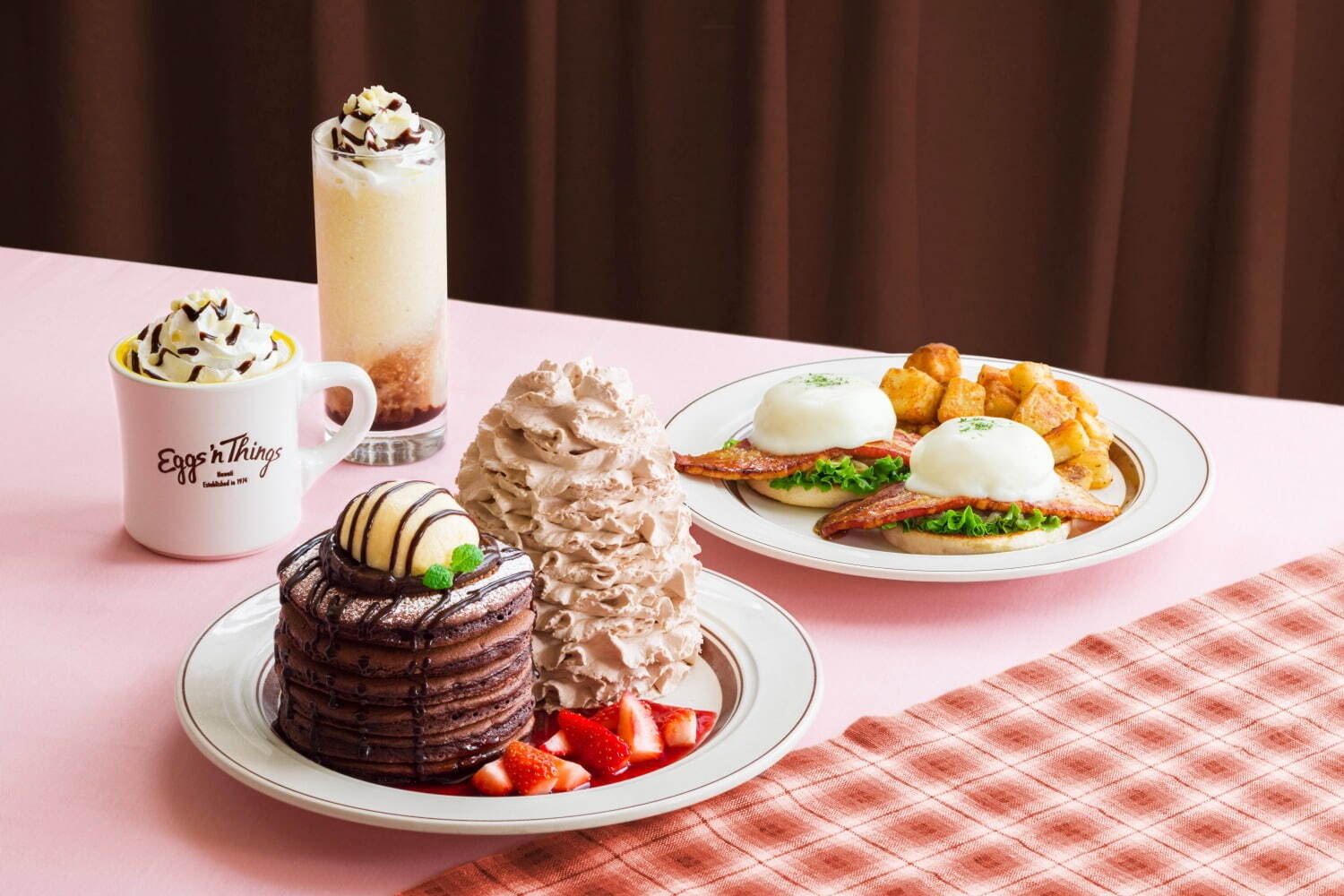 エッグスンシングス(Eggs 'n Things) フォンダンショコラ＆ストロベリーパンケーキ｜写真1