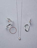 ジュエッテから“ピンク×白”の新作ジュエリー、華奢パールのリングやローズクォーツのネックレス｜写真4