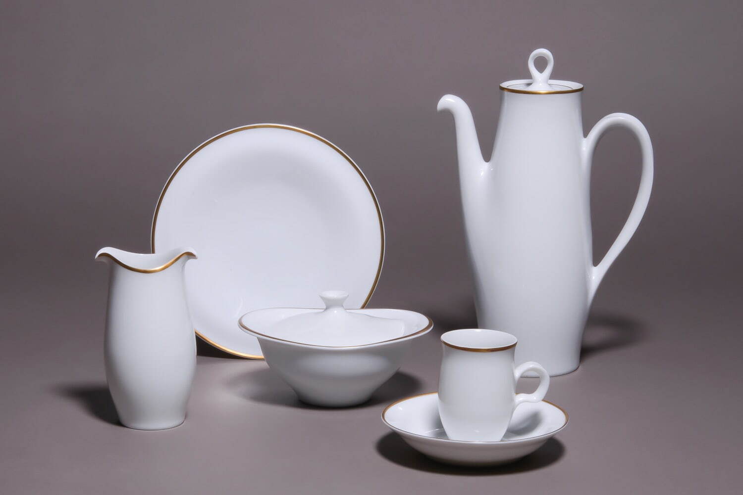 《Theme Formal》1965年(昭和40年) 大和陶器／デザイン：ラッセル・ライト 個人蔵