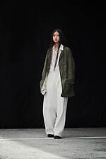 Y's 2022年春夏新作、軽やかなスプリングコート＆希少なレース地のアシンメトリードレスなど｜写真8