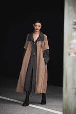 Y's 2022年春夏新作、軽やかなスプリングコート＆希少なレース地のアシンメトリードレスなど｜写真7