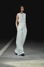 Y's 2022年春夏新作、軽やかなスプリングコート＆希少なレース地のアシンメトリードレスなど｜写真11