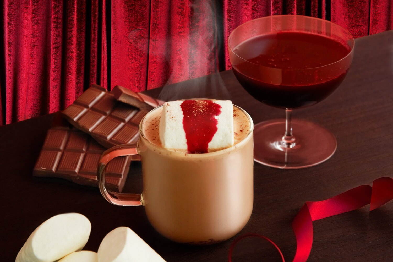 猿田彦珈琲のバレンタイン限定ホットチョコレート、赤ワインのような香りのカカオ×大胆マシュマロ｜写真1