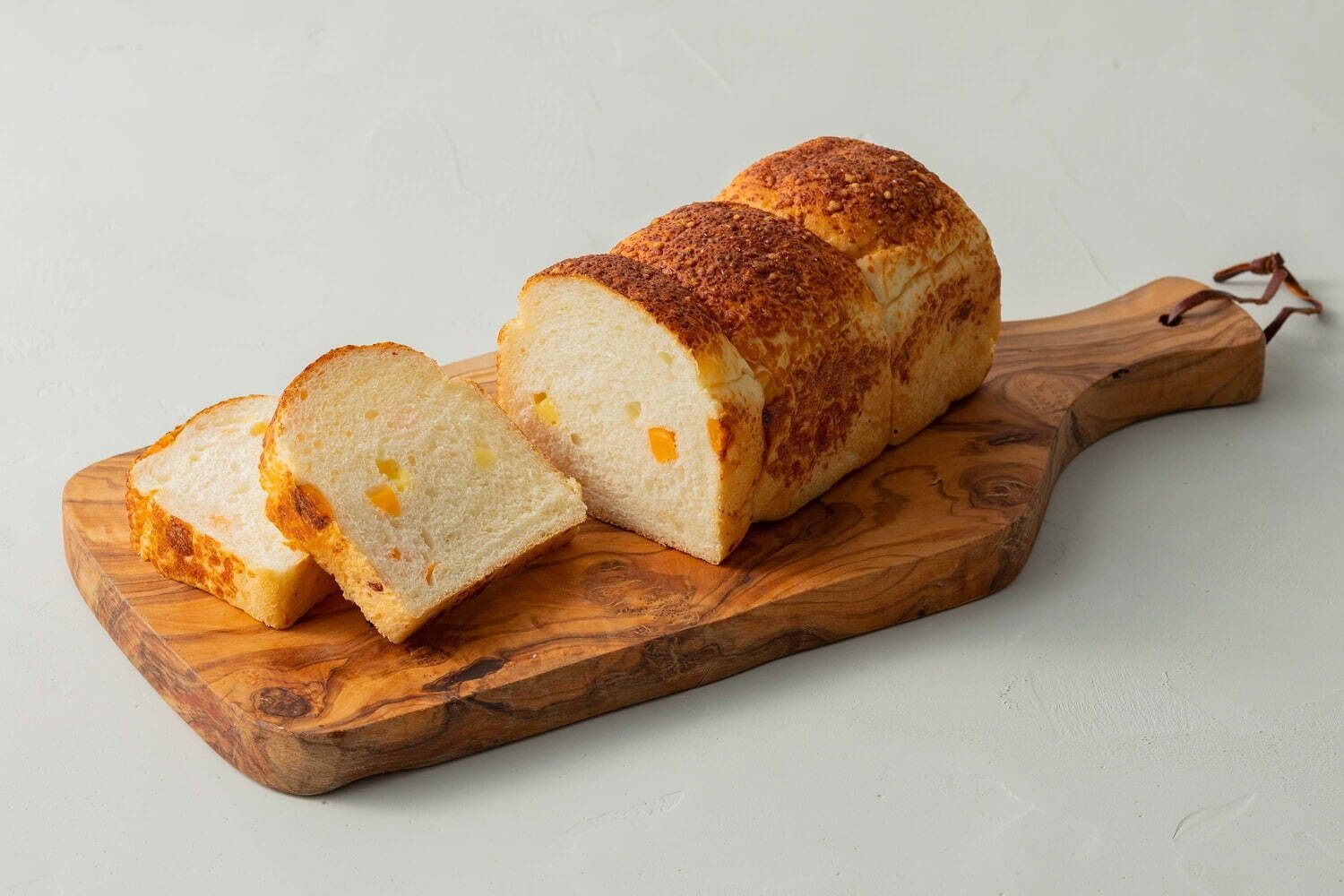 たーーっぷりチーズの食パン 777円