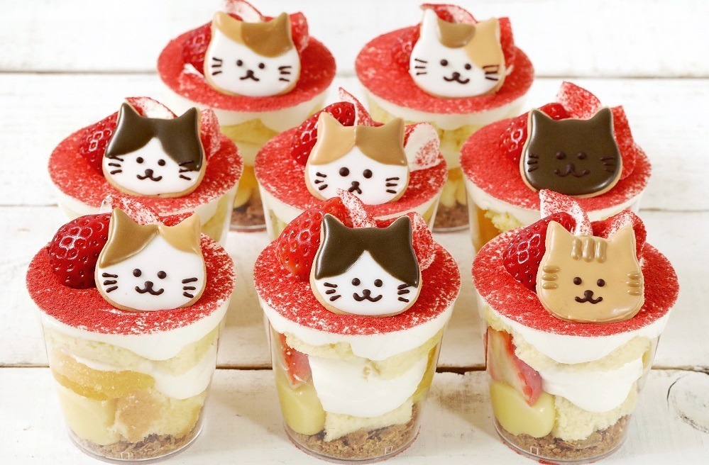 幸福を招く?!新ねこスイーツ「福ねこクープ」フルーツ×まろやかホイップのカップデザート|写真1