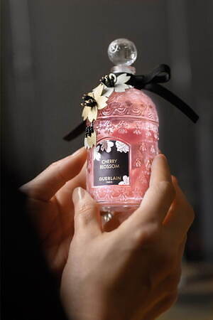 ゲラン 桜の香り の春限定フレグランス チェリーブロッサム 夜桜を表現したデザインボトルで ファッションプレス