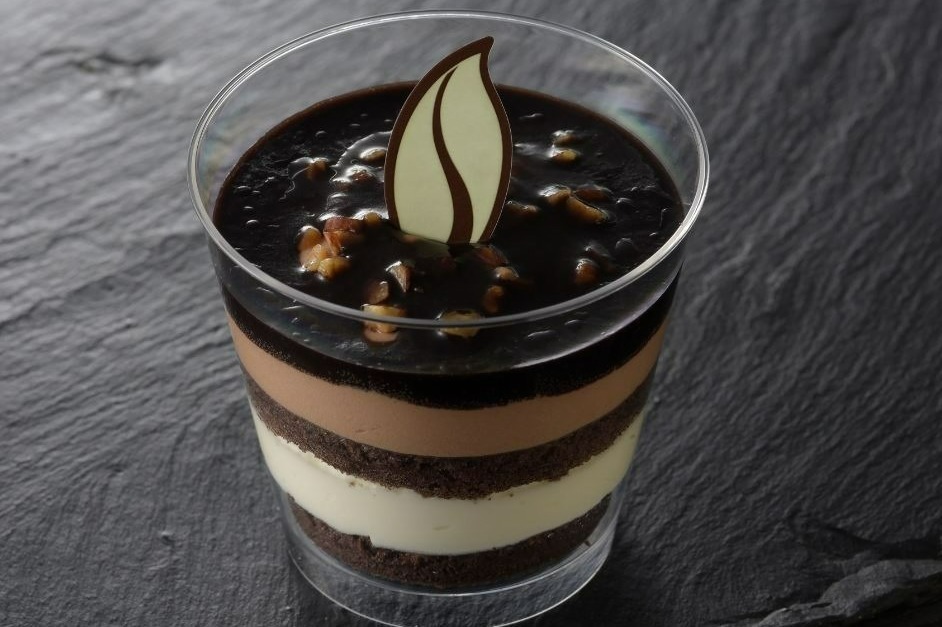 ブラウニー(ケーキ)｜ローソン「シェ・シバタ」監修チョコバナナスイーツ＆ピスタチオエクレア、中部地区限定で