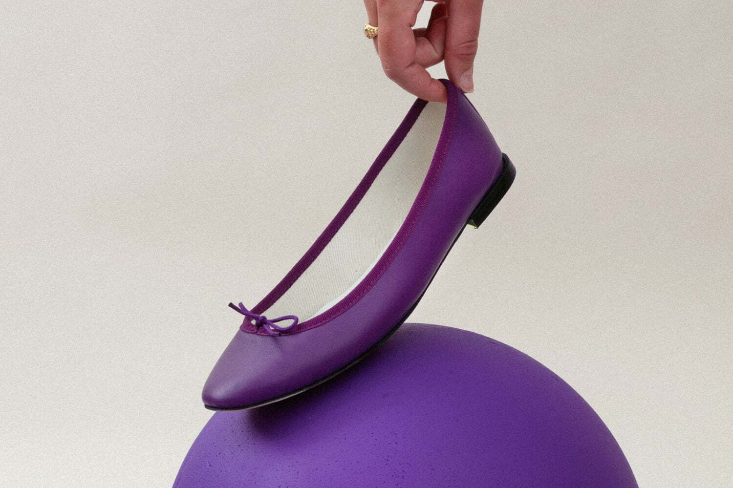 レペット22年春夏の新作バレエシューズ、“ポップな60年代着想”パープルのビビッドカラーなど