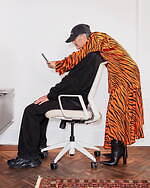 バレンシアガ“寅年”ウェア＆アクセサリー、虎ストライプのバッグやダークベージュの人気スニーカー｜写真14