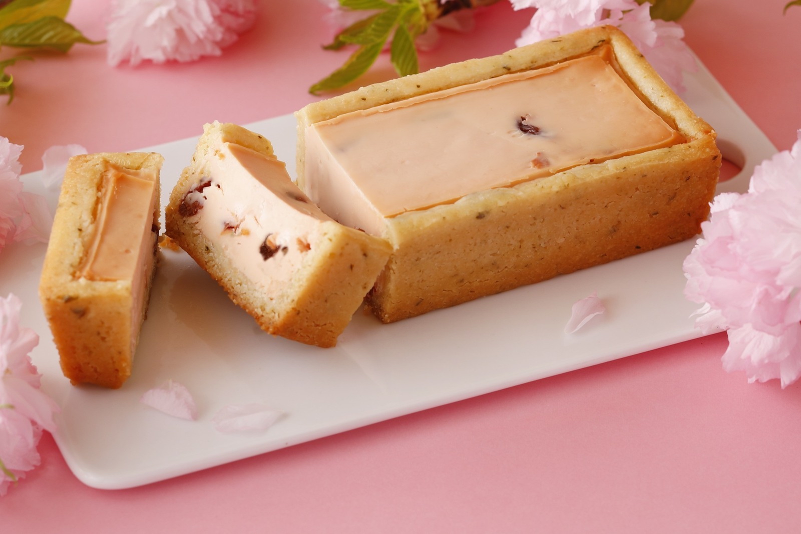 「春の手焼きチーズケーキ(さくら味)」1本入 2,970円(税込)