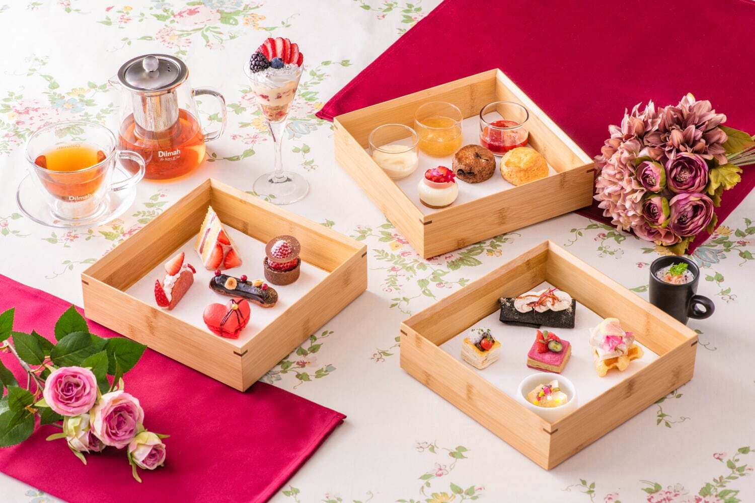 ヒルトン東京ベイ"苺×チョコ"アフタヌーンティー、真っ赤なハートマカロン＆たっぷり生チョコタルトなど
