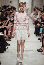 シャネル 2013-14年クルーズコレクション - 光とフェミニティ、スポーツスタイルが溶け合って｜写真50