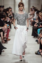 シャネル 2013-14年クルーズコレクション - 光とフェミニティ、スポーツスタイルが溶け合って｜写真53