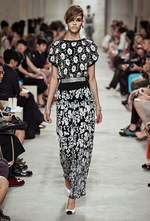 シャネル 2013-14年クルーズコレクション - 光とフェミニティ、スポーツスタイルが溶け合って｜写真68