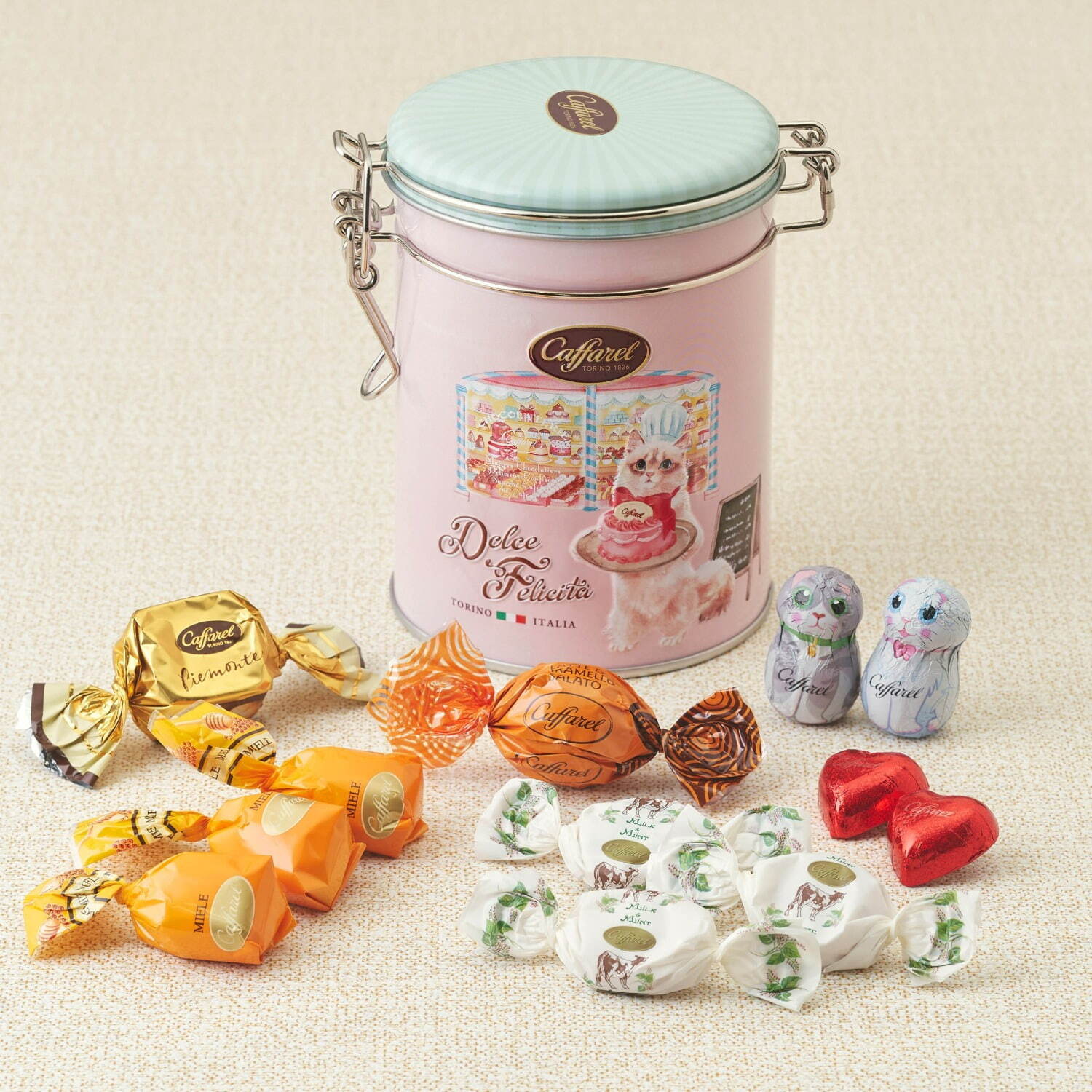 カファレル“ネコパティシエ”のマカロンカラースイーツ缶、プチサイズのチョコ＆キャンディをアソート｜写真4