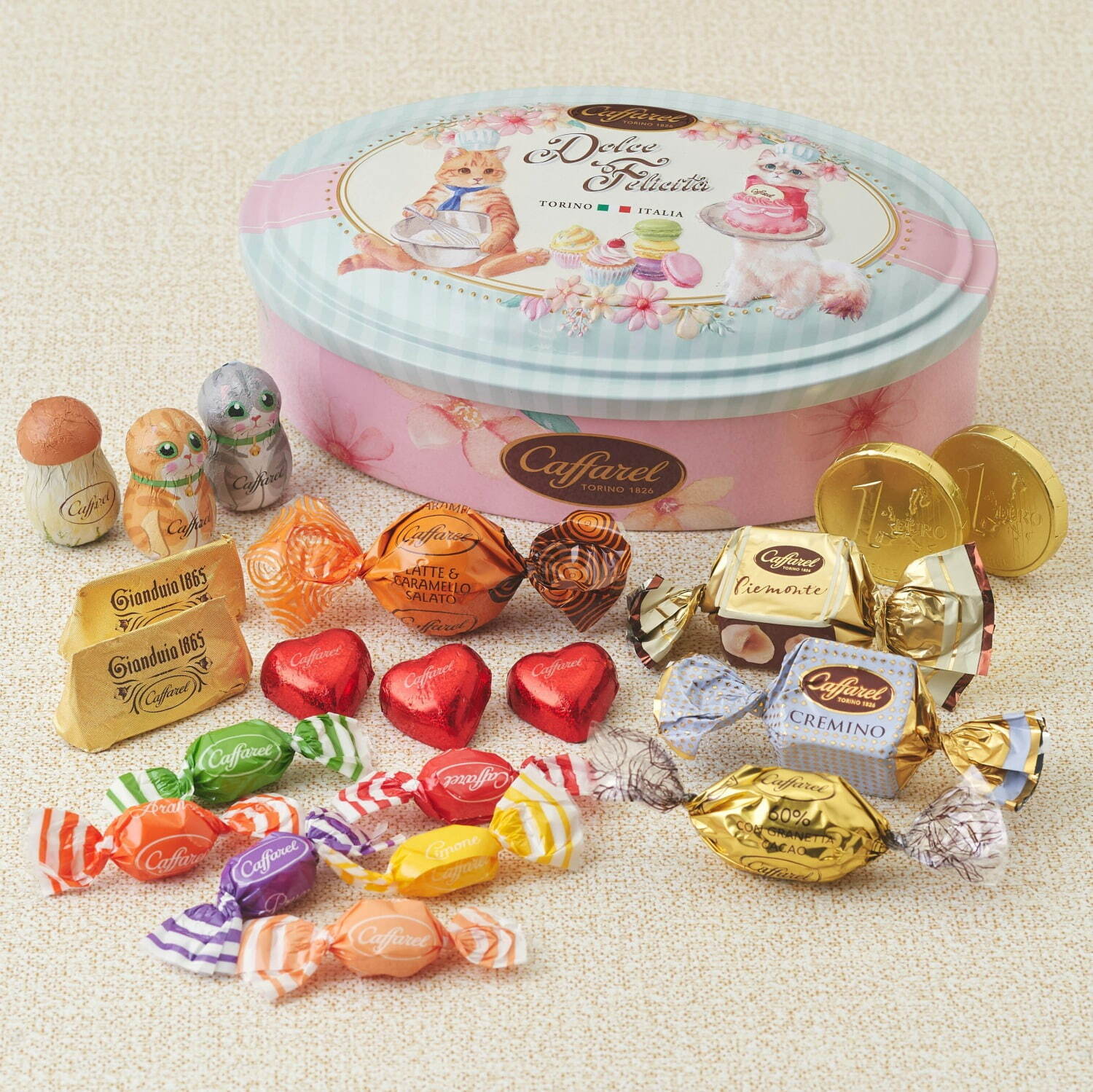 カファレル“ネコパティシエ”のマカロンカラースイーツ缶、プチサイズのチョコ＆キャンディをアソート｜写真2