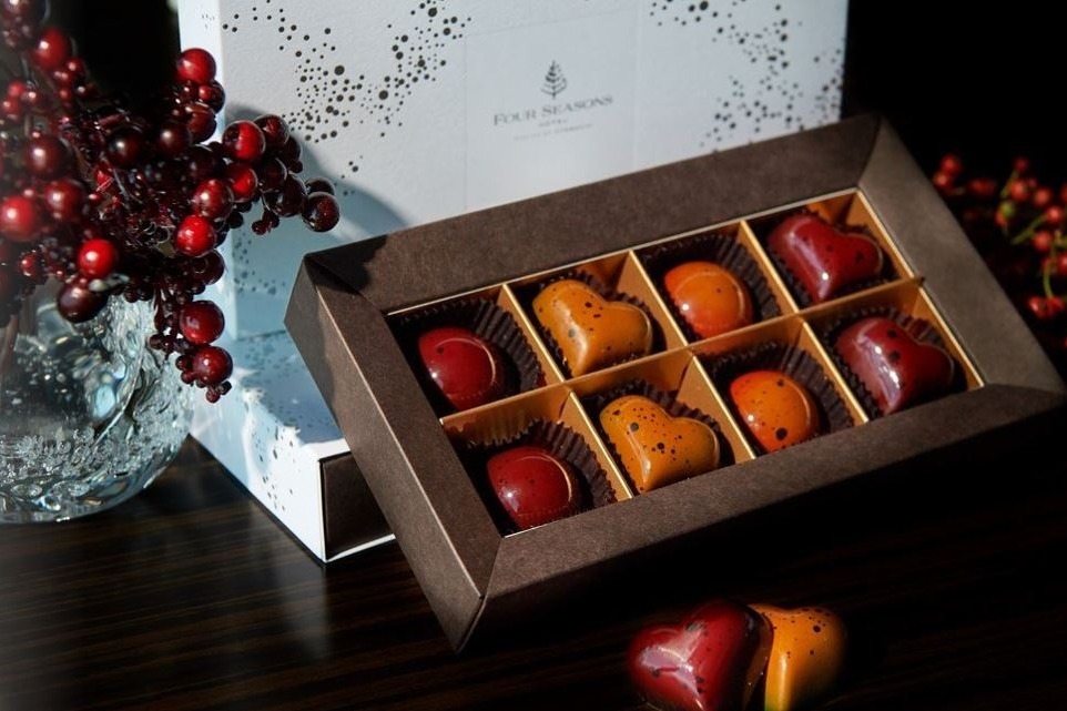 フォーシーズンズホテル東京大手町のバレンタインチョコ、名産地のカカオ×“お酒”のボンボンショコラ