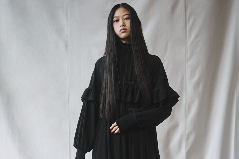 Y's“ロマンティック×アーミー”の新作オールブラックドレス＆ブルゾン、ラッフルやギャザーをプラス