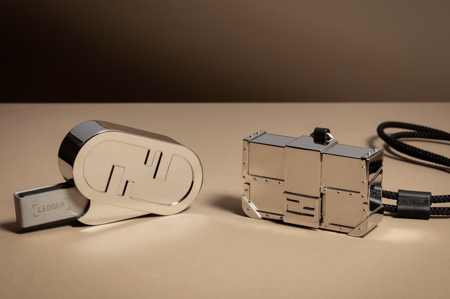 フェンディのアイコンバッグ“バゲット”がテックアクセサリーに、「レジャー」仮想通貨ウォレットとコラボ