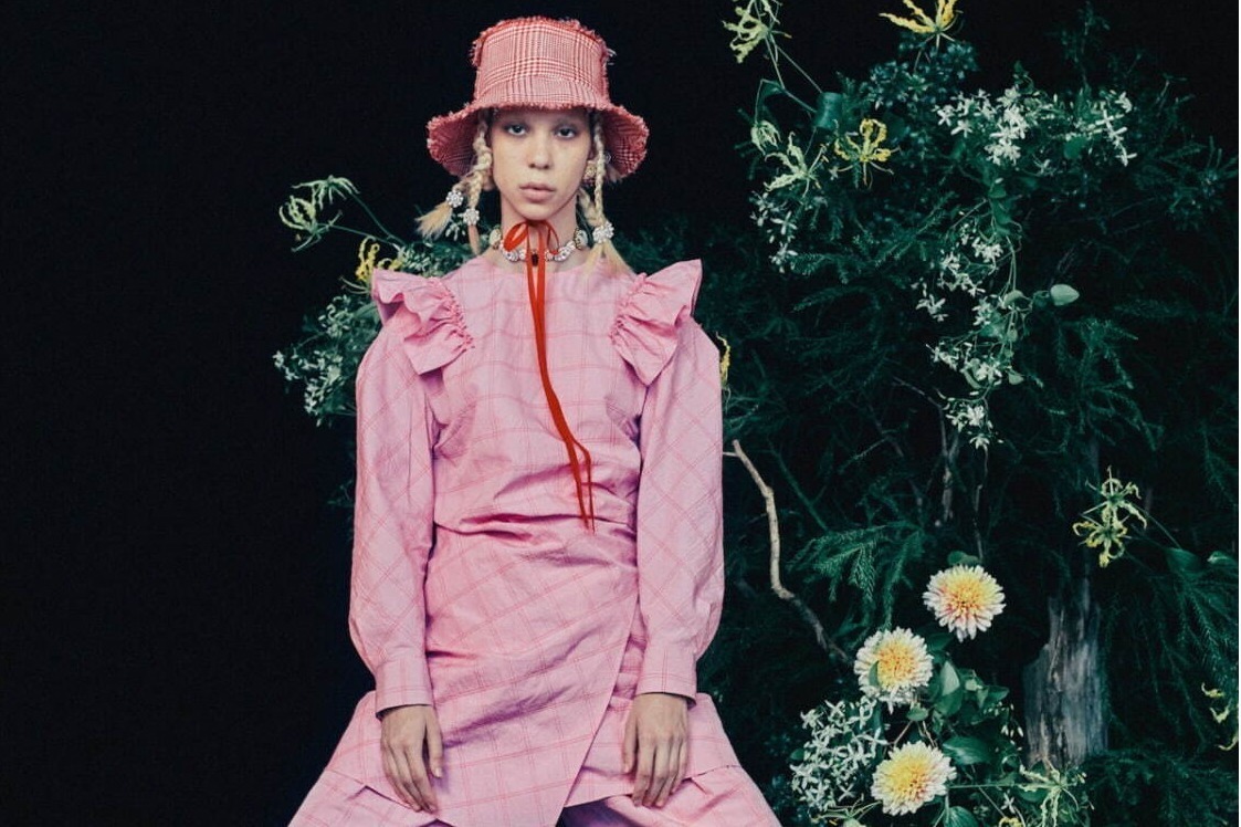 夏コーデ｜春夏おすすめ「大人ピンクコーデ特集」“甘すぎない”くすみピンクのスタイリング術を紹介