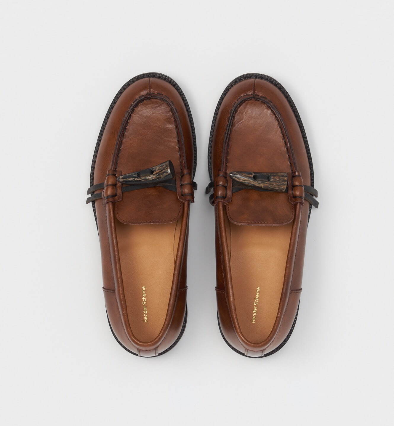 エンダースキーマの新作シューズ、“花咲く”レザーパンプス＆ピースモチーフを表現したスエードシューズ｜写真29