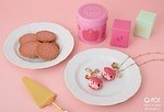Q-pot.の梅色“マカロン風”ネックレス＆ピンクのクッキー缶、大阪・阪急うめだの限定ショップで｜写真1