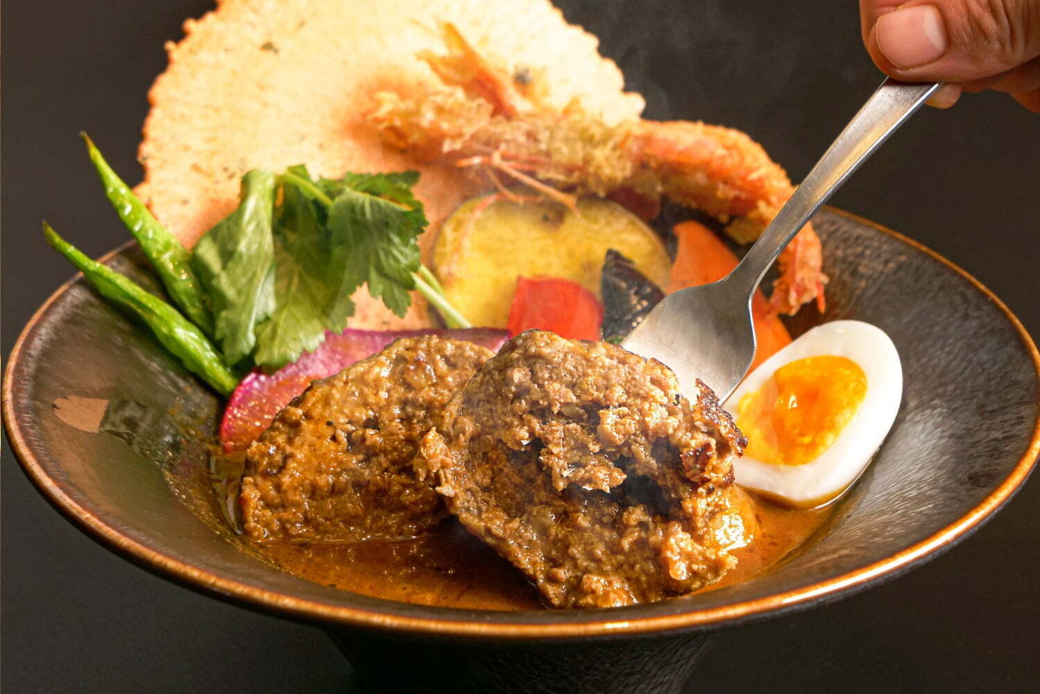 行列｜北海道発の人気スープカレー店「奥芝商店」東京駅前“ヤエチカ”に新店舗、人気のカレーパンも