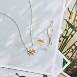 アナ スイ(ANNA SUI), スタージュエリー(STAR JEWELRY), スタージュエリー ガール(STAR JEWELRY GIRL), サマンサシルヴァ(SAMANTHA SILVA), サマンサティアラ(Samantha Tiara), ヴァンドームブティック(VENDOME BOUTIQUE), カナル 4℃(Canal 4℃), プラス ヴァンドーム(PLUS VENDOME), オデュース4℃(EAU DOUCE4℃) 花モチーフのアクセサリー特集｜写真2