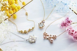 2022年春「花モチーフのアクセサリー特集」人気ブランドの“桜やミモザ咲く”ネックレスやピアス