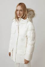 カナダグースの新作メンズ＆ウィメンズダウン、無染色グレージュのジャケットやコート｜写真9