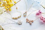 オデュース4℃“ネモフィラ＆ミモザ”イメージの花咲く春ジュエリー、“桜”着想のネックレスも｜写真1