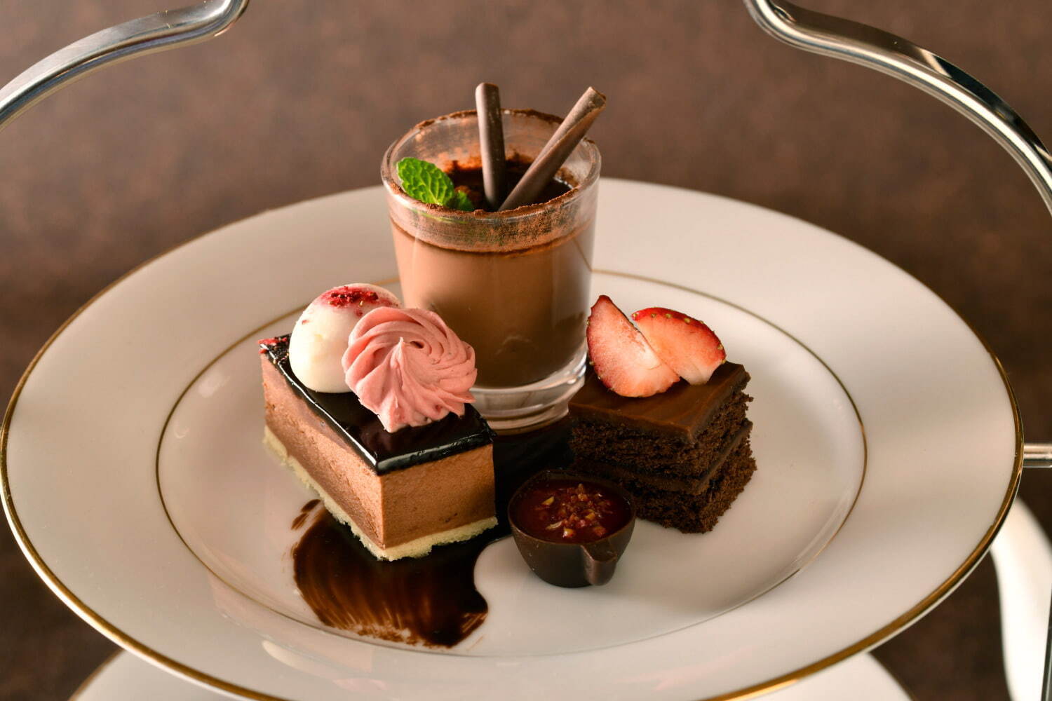 「チョコレートアフタヌーンティーセット」横浜・ホテルニューグランドで、ビターなショコラドリンク｜写真2
