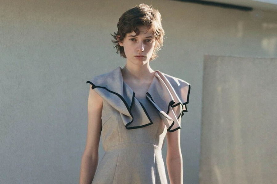 スナイデル2022年春のワンピース、ヘルシー肌見せパフスリーブドレスやフリルカラーワンピ