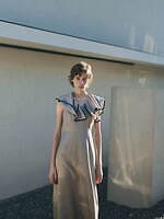 スナイデル2022年春のワンピース、ヘルシー肌見せパフスリーブドレスやフリルカラーワンピ｜写真15