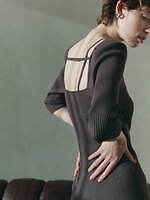 スナイデル2022年春のワンピース、ヘルシー肌見せパフスリーブドレスやフリルカラーワンピ｜写真11