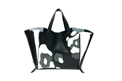 サザビー×エモモナキアのコラボバッグ登場、エッジ―なリボン柄とモードなレオパード柄の2種類