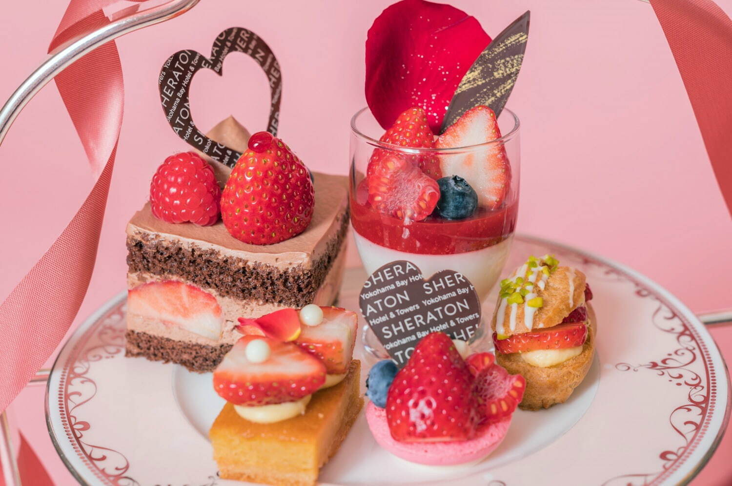 横浜ベイシェラトン ホテル＆タワーズのバレンタインアフタヌーンティー、真っ赤な苺×ハートのケーキ｜写真2