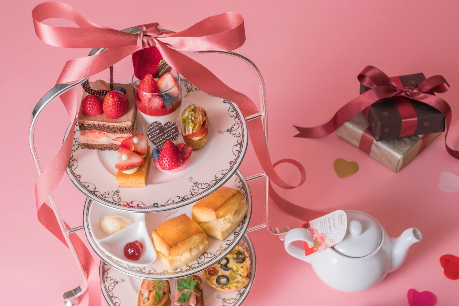 横浜ベイシェラトン ホテル＆タワーズのバレンタインアフタヌーンティー、真っ赤な苺×ハートのケーキ
