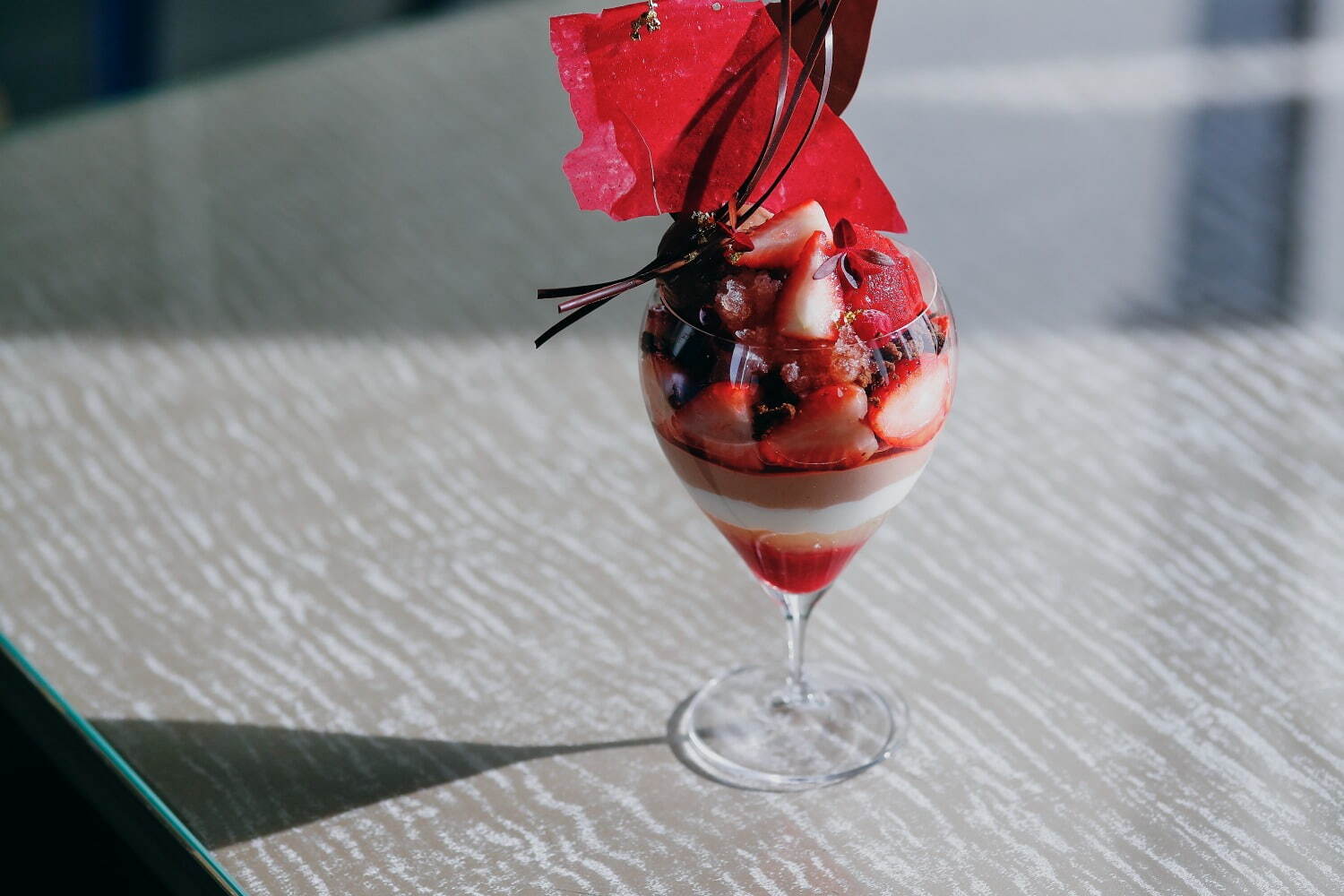 エンポリオ アルマーニ カフェの“濃厚チョコレート”パフェ、フランボワーズや苺と共に｜写真3