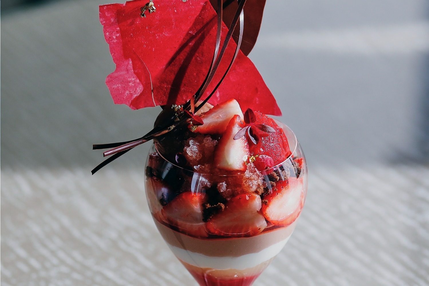 エンポリオ アルマーニ カフェの“濃厚チョコレート”パフェ、フランボワーズや苺と共に