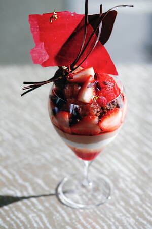 エンポリオ アルマーニ カフェの“濃厚チョコレート”パフェ、フランボワーズや苺と共に｜写真4