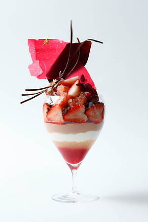 エンポリオ アルマーニ カフェの“濃厚チョコレート”パフェ、フランボワーズや苺と共に｜写真1