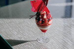 エンポリオ アルマーニ カフェの“濃厚チョコレート”パフェ、フランボワーズや苺と共に｜写真3