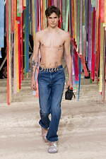 ロエベ 2022年秋冬コレクション - “変容された現実世界”を出発点に｜写真32