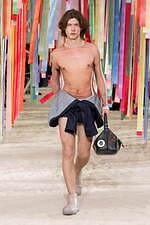 ロエベ 2022年秋冬コレクション - “変容された現実世界”を出発点に｜写真49