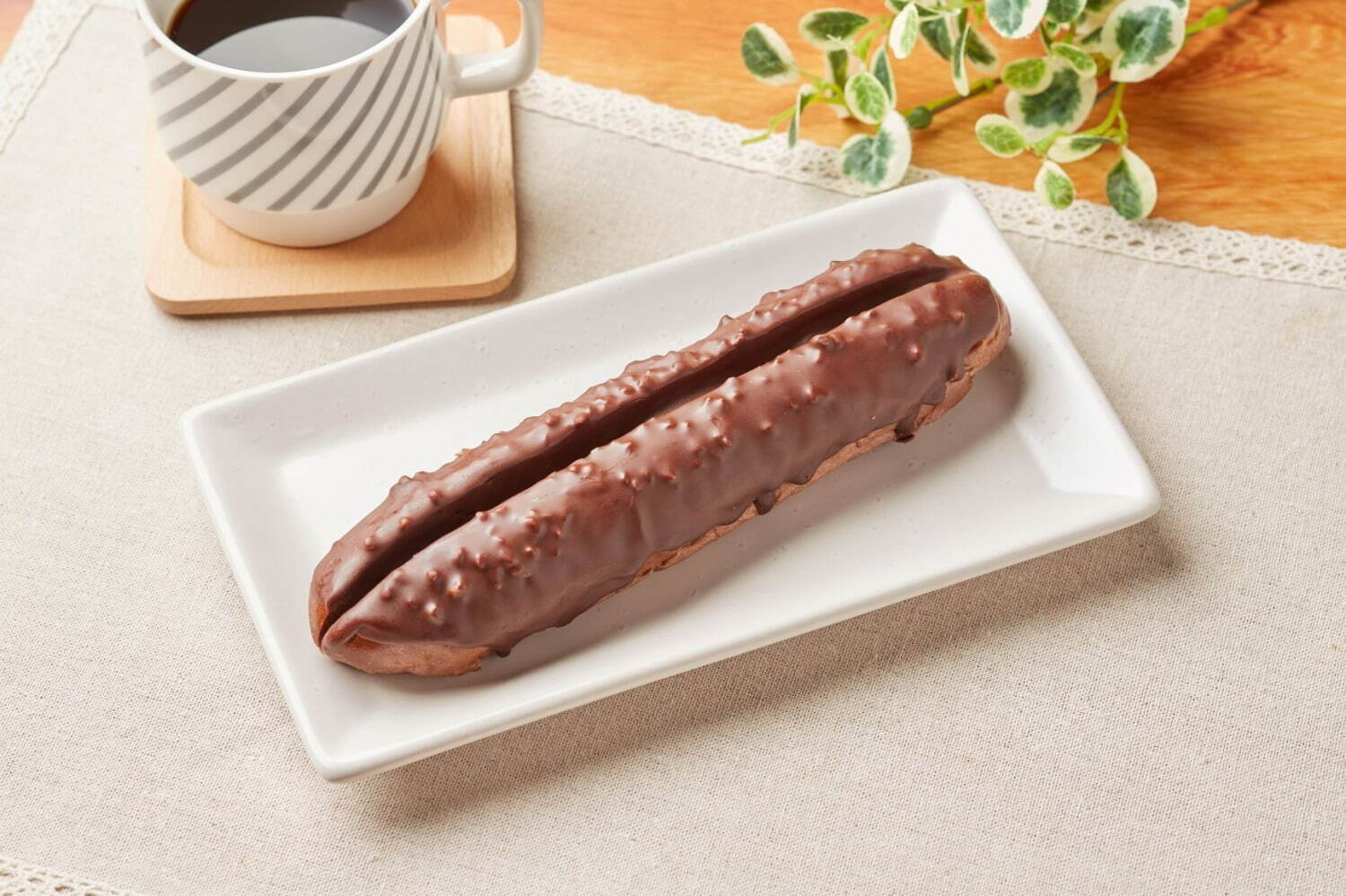 ファミマから森永製菓の人気チョコ「小枝」“約50倍の重さ”で再現した「小枝みたいなパン」｜写真1