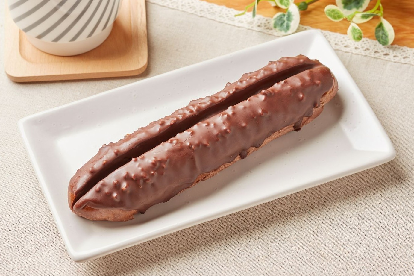 ファミマから森永製菓の人気チョコ「小枝」“約50倍の重さ”で再現した「小枝みたいなパン」