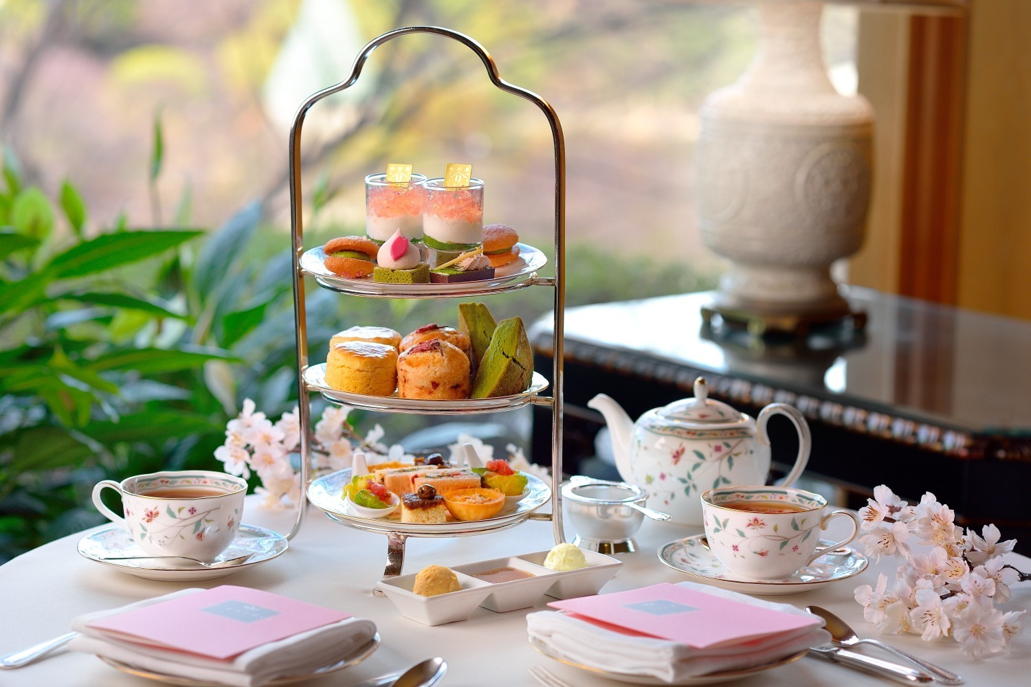 食パン｜ホテル椿山荘東京×辻利兵衛本店「桜＆宇治茶アフタヌーンティー」抹茶と桜の春スイーツ