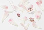 サマンサシルヴァの春ジュエリー、ローズクォーツの"花束"リング＆ひらひらと舞う花びらイヤーカフ｜写真3