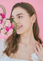 サマンサシルヴァの春ジュエリー、ローズクォーツの"花束"リング＆ひらひらと舞う花びらイヤーカフ｜写真2